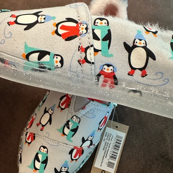 Toms NWT Youth Alpargata COLOR: Glacier Grey Winter Penguins/Faux Fur SIZE: 3.5 - Picture 2 of 2